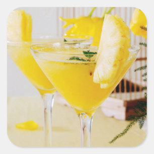 Ananas- und Ingwer-Fresca-Cocktail Quadratischer Aufkleber
