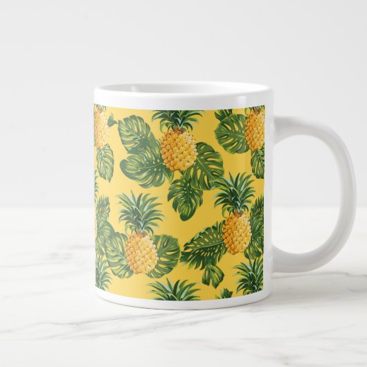 Ananas und tropische Blätter auf Gold Jumbo-Tasse (Rechts)