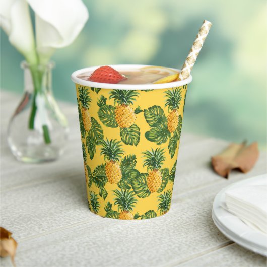 Ananas und tropische Blätter auf Gold Pappbecher (In Situ)