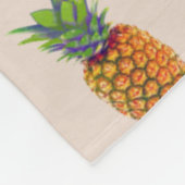 Ananasfrüchte auf Hellbeige Fleecedecke (Ecke)