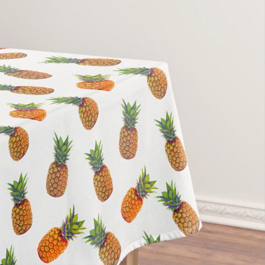 Ananasfrüchte auf weißer Tischdecke (Beispiel)