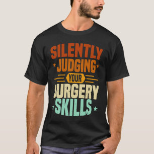 Anästhesie-Krankenschwester beurteilt chirurgische T-Shirt