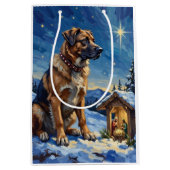 Anatolian Shepherd Dog Guarding Nativity Scene Mittlere Geschenktüte (Vorderseite)