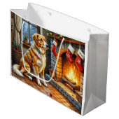 Anatolian Shepherd Fireplace with Christmas Lights Große Geschenktüte (Vorderseite Schrägansicht)