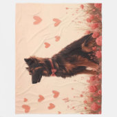 Anatolischer Schäferhund mit Rose - Valentinstag Fleecedecke (Vorderseite)