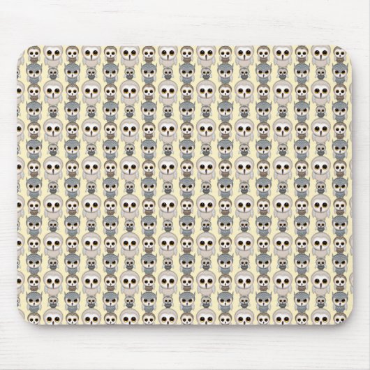 Anbetungswürdige kleine Eulen Muster auf Hellgelb Mousepad (Vorne)