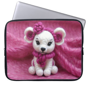 Anbetungswürdige weiße Häkelmaus mit rosa Akzenten Laptopschutzhülle