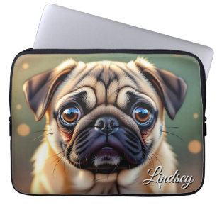 Anbetungswürdiger Pug Nahaufnahme   Süßer Hund Per Laptopschutzhülle