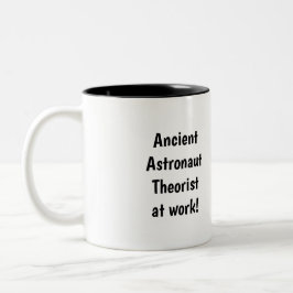 Ancient Astronaut Theorist am Arbeitsplatz Zweifarbige Tasse