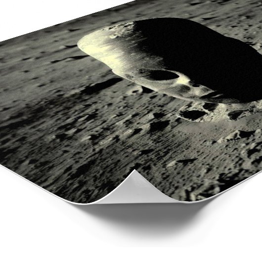 Ancient Weathered Alien Statue on Moon Poster (Ecke)