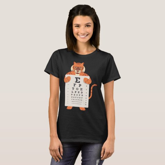 and Cute Tiger with Glasses holding an Eye Chart   T-Shirt (Vorne ganz)