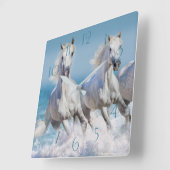 Andalusische weiße Pferde laufen in den Wellen Quadratische Wanduhr (Winkel)
