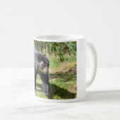 Andenbär, der auf dem Gras-PostkartenT - Shirt spa Kaffeetasse (VorderseiteRechts)