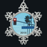 Andenken der Pazifikküste-Landstraßen-1 des<br><div class="desc">Personalisierte Weihnachtsbaumverzierung Andenken Landstraßen-1 hat Szenenshows USA Kalifornien das berüchtigte Zeichen der Pazifikküste-Landstraße 1 bei Huntington Beach durch eine rote Endampel gegen einen Abendshimmel mit den Palmen, die im Wind gegen einen Imitat-Leinwand-Beschaffenheitseffekt durchbrennen. Perfekte PCH Andenken oder Kalifornien-Autoreisethemageschenk. Besonders angefertigt mit Feiertagsjahr. Kann Namen oder Ihre Wahl des Textes hinzufügen....</div>
