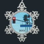 Andenken der Pazifikküste-Landstraßen-1 des Schneeflocken Zinn-Ornament<br><div class="desc">Personalisierte Weihnachtsbaumverzierung Andenken Landstraßen-1 hat Szenenshows USA Kalifornien das berüchtigte Zeichen der Pazifikküste-Landstraße 1 bei Huntington Beach durch eine rote Endampel gegen einen Abendshimmel mit den Palmen, die im Wind gegen einen Imitat-Leinwand-Beschaffenheitseffekt durchbrennen. Perfekte PCH Andenken oder Kalifornien-Autoreisethemageschenk. Besonders angefertigt mit Feiertagsjahr. Kann Namen oder Ihre Wahl des Textes hinzufügen....</div>