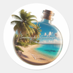 Andenkenflasche Guadeloupe: Tropischer Strand Runder Aufkleber