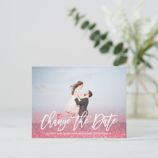 ÄNDERN DES DATUMS Kalligrafie Glitzer rosa Foto Ankündigungspostkarte (Stehend Vorderseite)