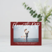 ÄNDERN DES DATUMS Modernes Burgunder Kalligraphie- Ankündigungspostkarte (Stehend Vorderseite)