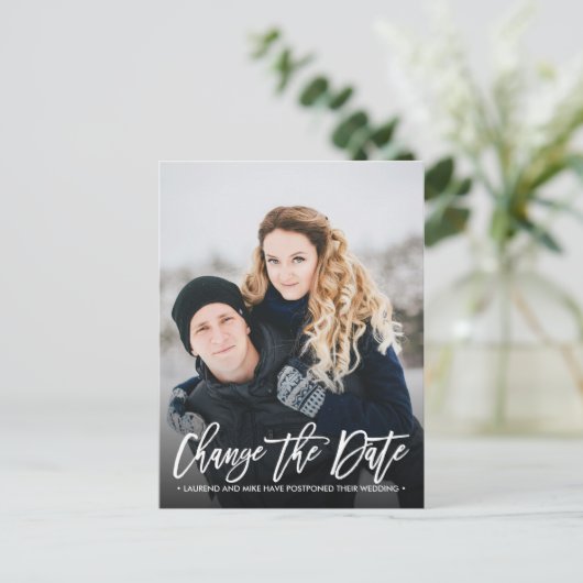 ÄNDERN DES DATUMS Modernes typografisches vertikal Ankündigungspostkarte (Stehend Vorderseite)