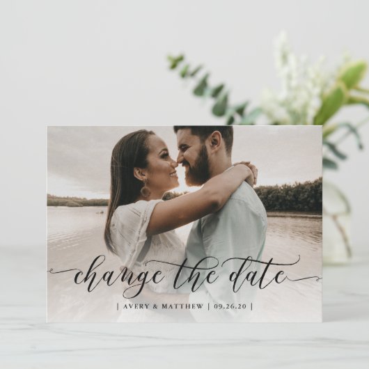Ändern Sie das Date Foto Minimal Moderne Kalligraf Ankündigung (Stehend Vorderseite)