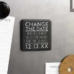 Ändern Sie das Datum Schwarz/Weiß Hochzeitsmagazin Magnet<br><div class="desc">Möchten Sie Ihr Hochzeitstag ändern? Alles über diese Imitate Chalkboard-Vibe? Funktioniert am besten auf dem quadratischen Magneten und müsste auf dem runden vergrößert werden.</div>