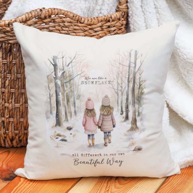 Anders als Snowflake Little Girls Forest Kissen (Inspirational winter woodland pillow.  )