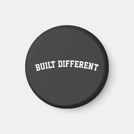Anders Gebaut – Kühnes Streetwear Statement Magnet (Vorne)