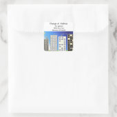 Änderung der Adresse in großen Gebäude Quadratischer Aufkleber (Tasche)