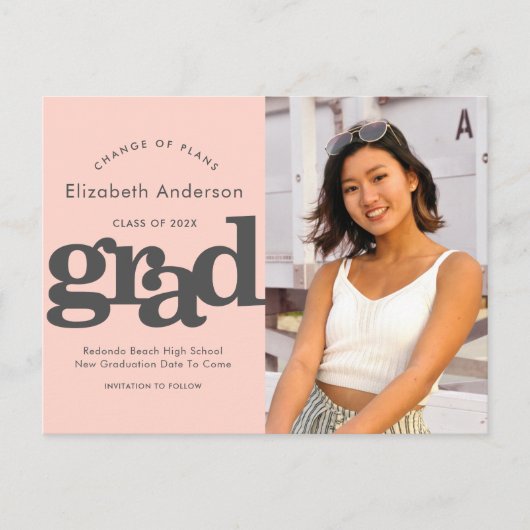 Änderungspläne Abschluss fett Typografie rot Rosa Einladungspostkarte (Vorderseite)