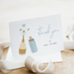 ANDI Dusty Blue Poppin'Bottles Boy Baby Shower Dankeskarte<br><div class="desc">Diese Dankeschön-Karte verfügt über eine Babyflasche und eine Champagnerflasche mit einer niedlich staubigen Farbkombination aus Blau und Gold. Editieren Sie einfach alle Texte,  um den Anforderungen Ihrer Veranstaltung gerecht zu werden. Dies ist ideal für Ihr Party,  Brautparty oder andere Veranstaltungen.</div>