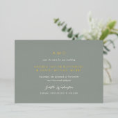 Andrea Sage Green Elegant Wedding Save the Date Folieneinladung (Stehend vorne)