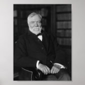 Andrew Carnegie sitzt in einer Bibliothek Poster (Vorne)