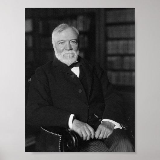Andrew Carnegie sitzt in einer Bibliothek Poster (Vorne)