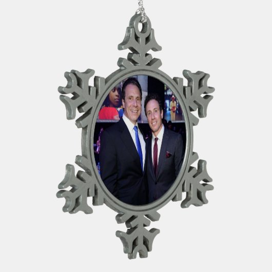 Andrew und Chris Cuomo Schneeflocken Zinn-Ornament (Links)