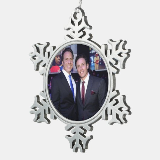 Andrew und Chris Cuomo Schneeflocken Zinn-Ornament (Rechts)