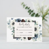 Anemone Dusty Blue Thistle Burgundy Floral Wedding RSVP Karte (Stehend Vorderseite)