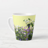Anemone und Geranerkruste. Gelbe Latte-Tasse Milchtasse (Linke Ecke)
