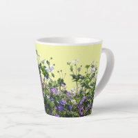 Anemone und Geranerkruste. Gelbe Latte-Tasse