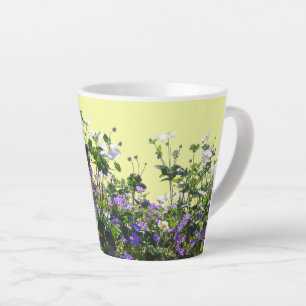 Anemone und Geranerkruste. Gelbe Latte-Tasse Milchtasse