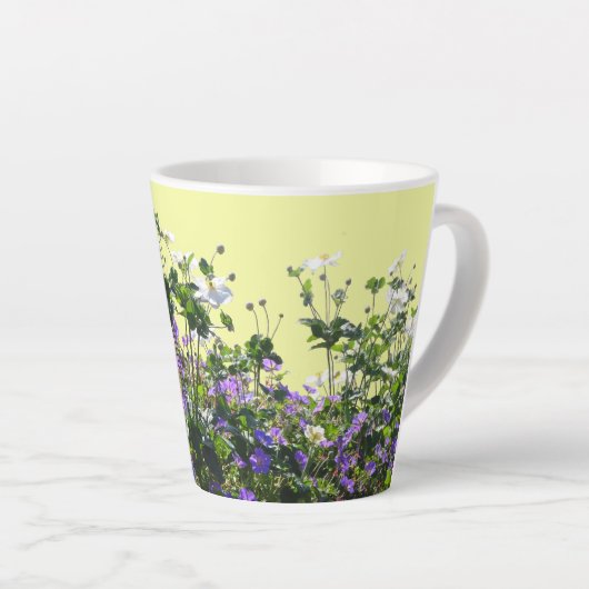 Anemone und Geranerkruste. Gelbe Latte-Tasse Milchtasse (Rechte Ecke)