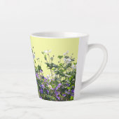 Anemone und Geranerkruste. Gelbe Latte-Tasse Milchtasse (Rechts)