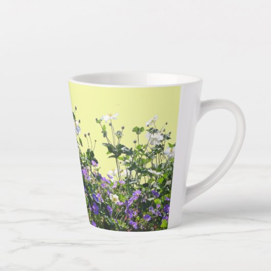 Anemone und Geranerkruste. Gelbe Latte-Tasse Milchtasse (Rechts)