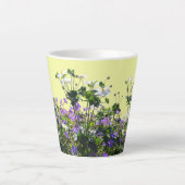 Anemone und Geranerkruste. Gelbe Latte-Tasse Milchtasse (Vorderseite)