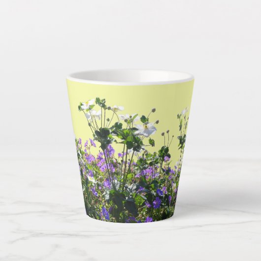 Anemone und Geranerkruste. Gelbe Latte-Tasse Milchtasse (Vorderseite)