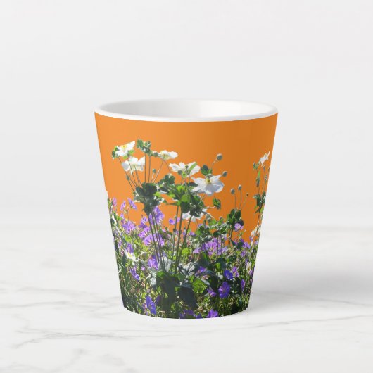 Anemone und Geranerkruste. Orange Latte Tasse (Vorderseite)