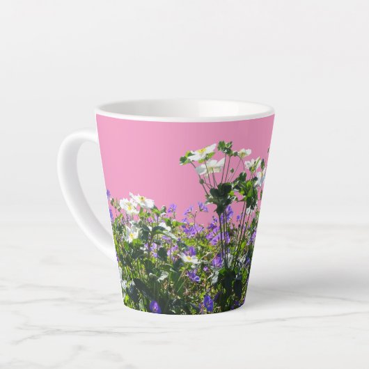 Anemone und Geranerkruste. Rosa Latte Tasse (Linke Ecke)