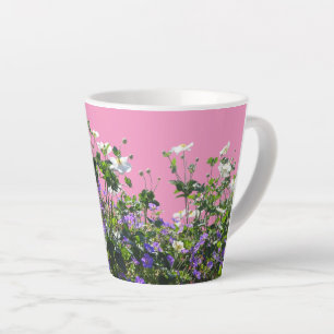 Anemone und Geranerkruste. Rosa Latte Tasse