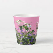 Anemone und Geranerkruste. Rosa Latte Tasse (Vorderseite)