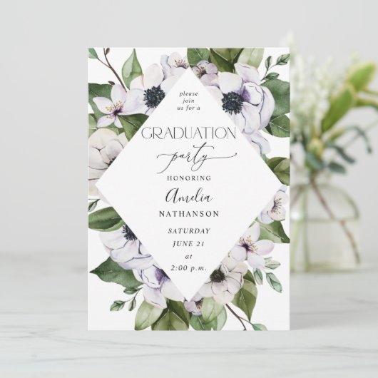 Anemone White Floral Graduation Party Einladung (Stehend Vorderseite)