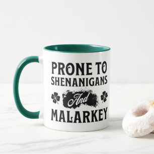 Anfällig für Schabernack und Unsinn St. Patrick's Tasse